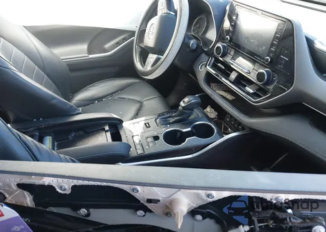 2021 Toyota Highlander Xle z USA, uszkodzony, nr VIN 5TDHZRBHXMS057972